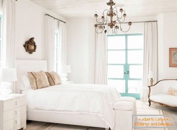 Moderna spavaća soba u bijelim tonovima