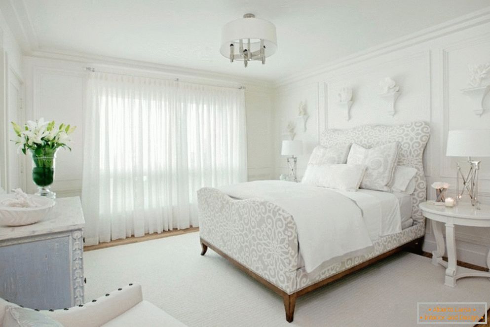 Dizajn bele spavaće sobe