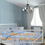 Plava spavaća soba sa bijelim zavesama