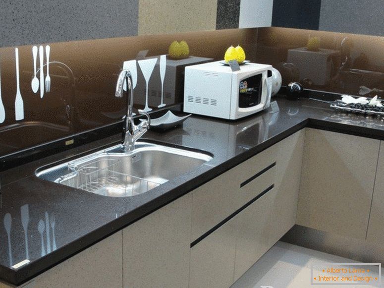 Bijele ormane i granitni toalet u kuhinji