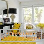 Bijela spavaća soba sa žutim dekorom