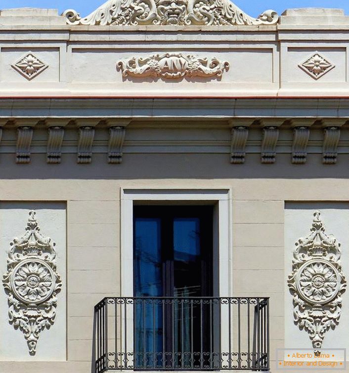 Arhitektonski elementi u obliku štukature od gipsa krasi fasadu kuće u stilu Empire. Izvanredni, složeni obrasci čine spoljašnjost neobičnim.