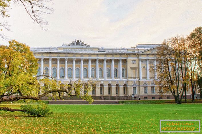 Luksuzna palata Mikhailovsky u stilu imperije u Sankt Peterburgu.