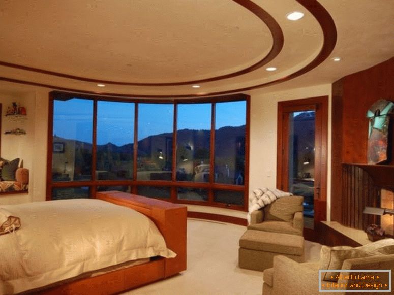 velika-master-spavaća soba-sa-ugradnim-dnevnim-krevet-bay-prozor-balkonom