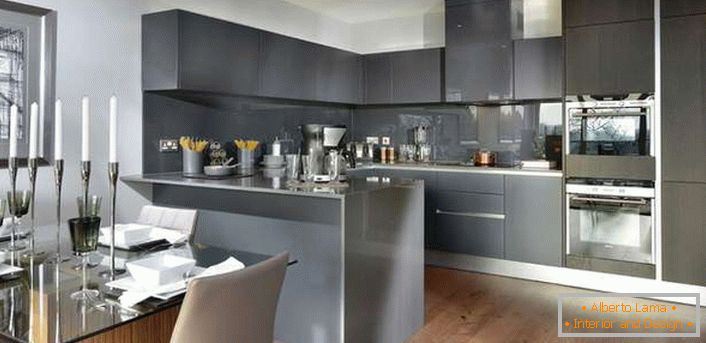 Stilski minimalizam u unutrašnjosti velike kuhinje. Radna površina je siva.