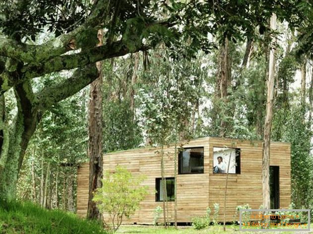Ekvadorska mala kuća u prekrasnoj šumi