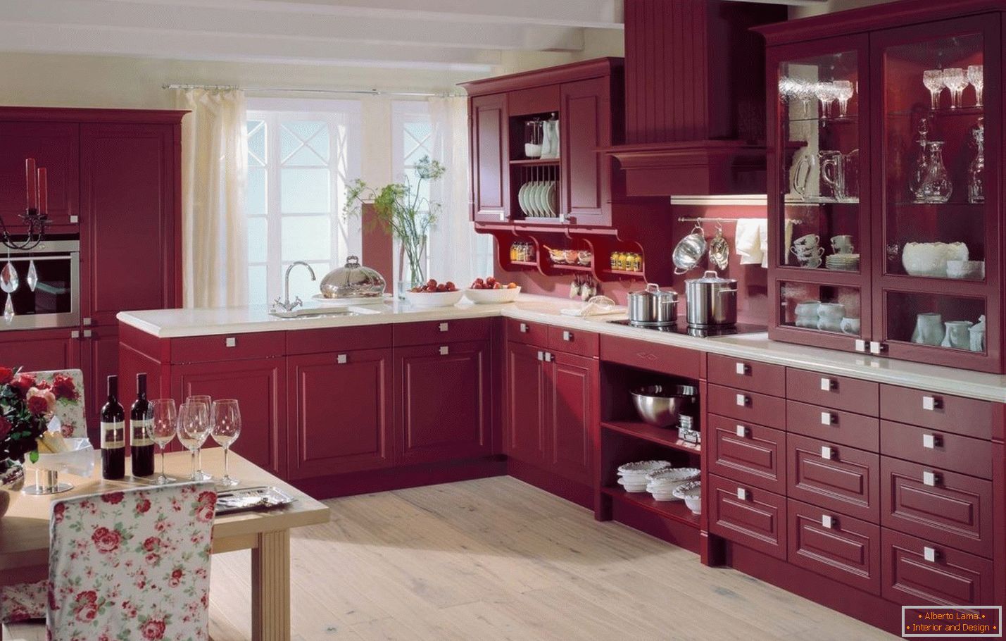 Kuhinja u burgundskoj boji