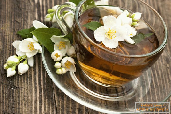 Istorija popularnosti čaja sa jasminom povezana je sa kineskim isceliteljima koji su tvrdili da jasmin ima osobine afrodizijaka, pomažući ženama da postanu poželjne. 