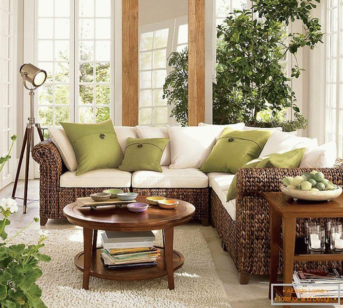 Veliki prozori sa drvenim okvirima dopuštaju u dnevnom boravku u ekološkom stilu dovoljnu količinu sunčeve svetlosti, koja bi trebala prevladati u prostoriji.