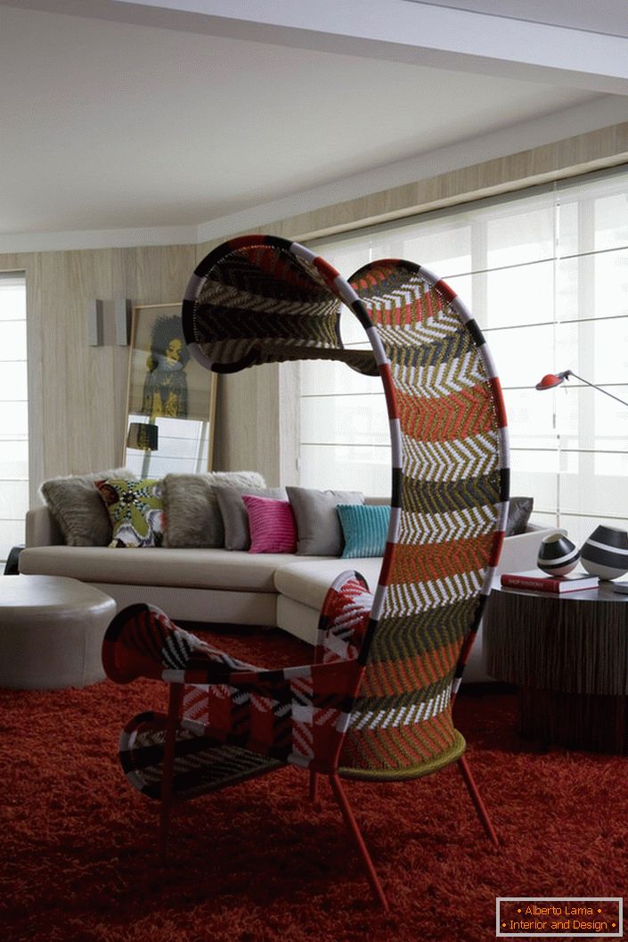 Dizajnerski model nameštaja za dnevni boravak u eko stilu - fotelja u tekstilu sa nadstrešnicom.