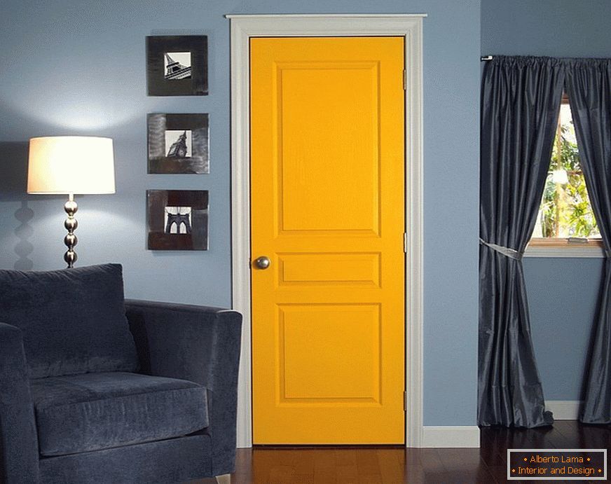Plavi zidovi i žuta vrata