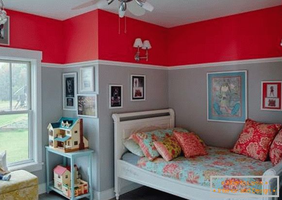 Kombinacija crvenih i plavih boja u unutrašnjosti dečije sobe