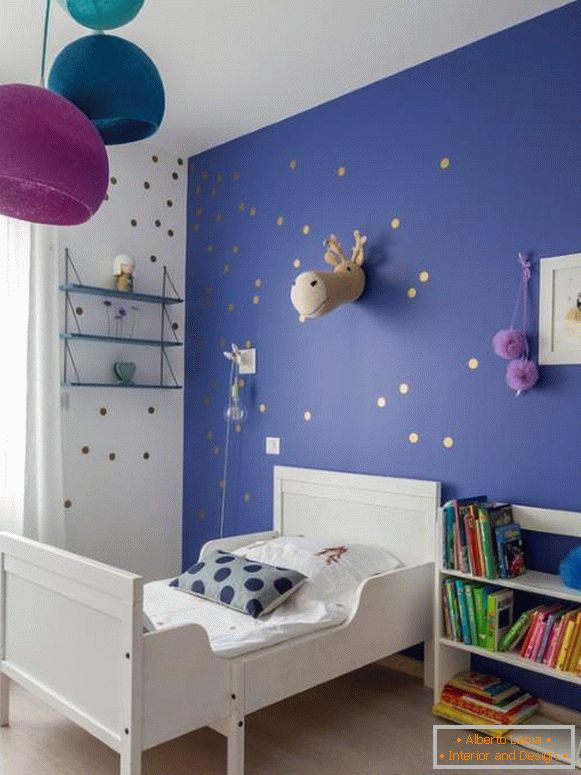 Plava boja zidova u dečijoj sobi sa dekorom lila