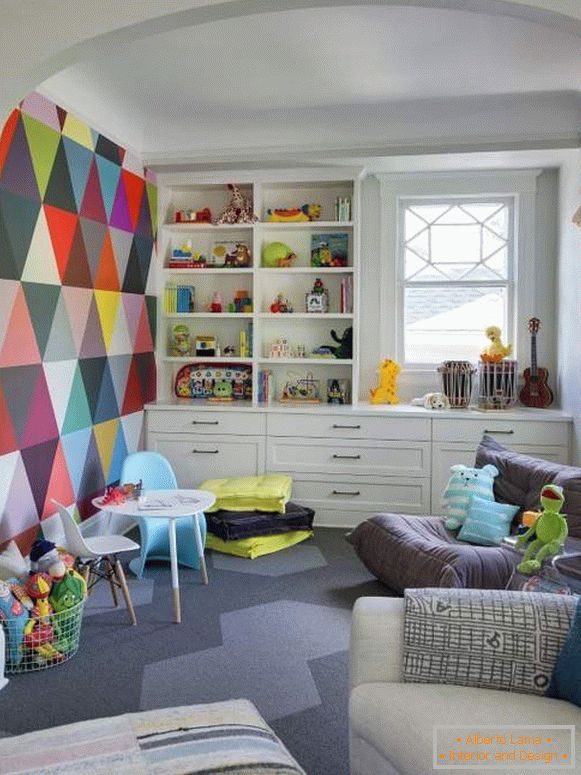 Šaren dizajn dečije sobe u svetlim bojama