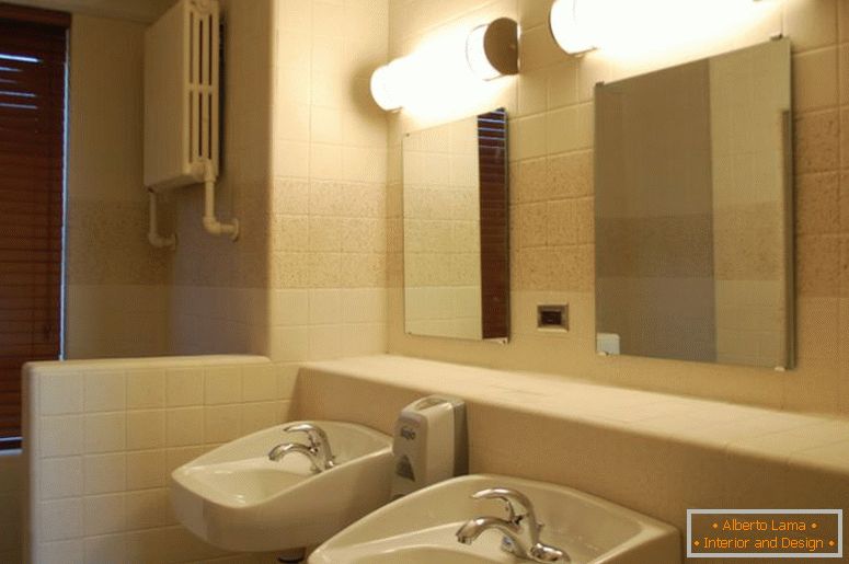 privlačne-enterijerske-ideje-usko-kupaonice-pokazivanje-twin-bijele-porcelana-umivaonika-i-kvadratnih-zidnih ogledala-bez frameless-koristeći plutajuće-osvjetljuje-duga-suština-svjetla-rasvjetu