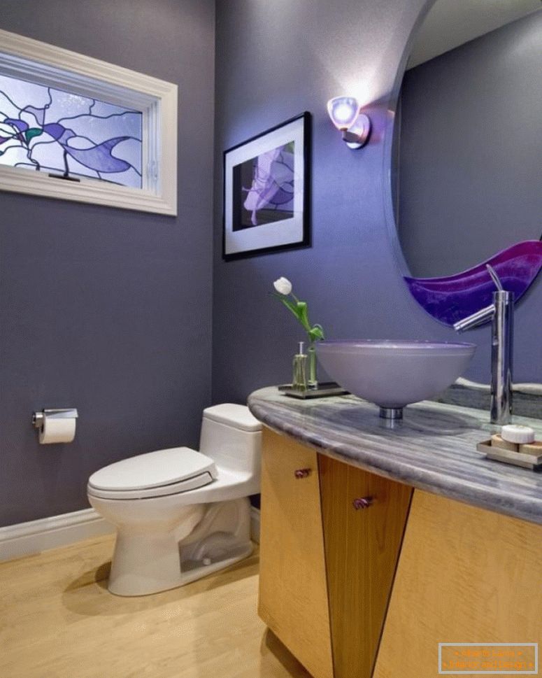 egzotično-siva-prah-soba-ideja-sa-bijelom-toaletom-plus-akrilni-umivaonikom-plus-okruglim ogledalom-blizu-zidne sijalice
