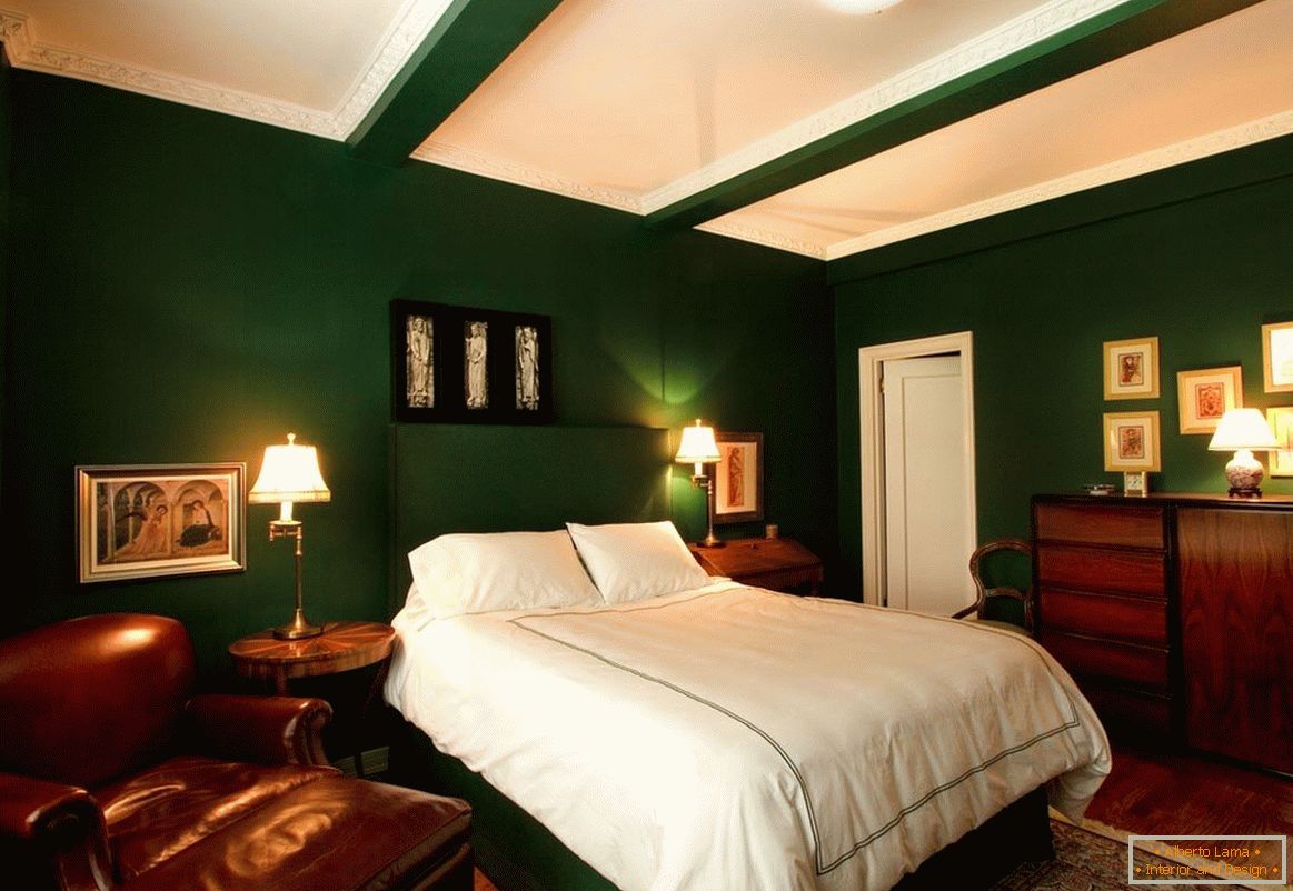 Bela, tamnozelena i drvo su idealna kombinacija za spavaću sobu