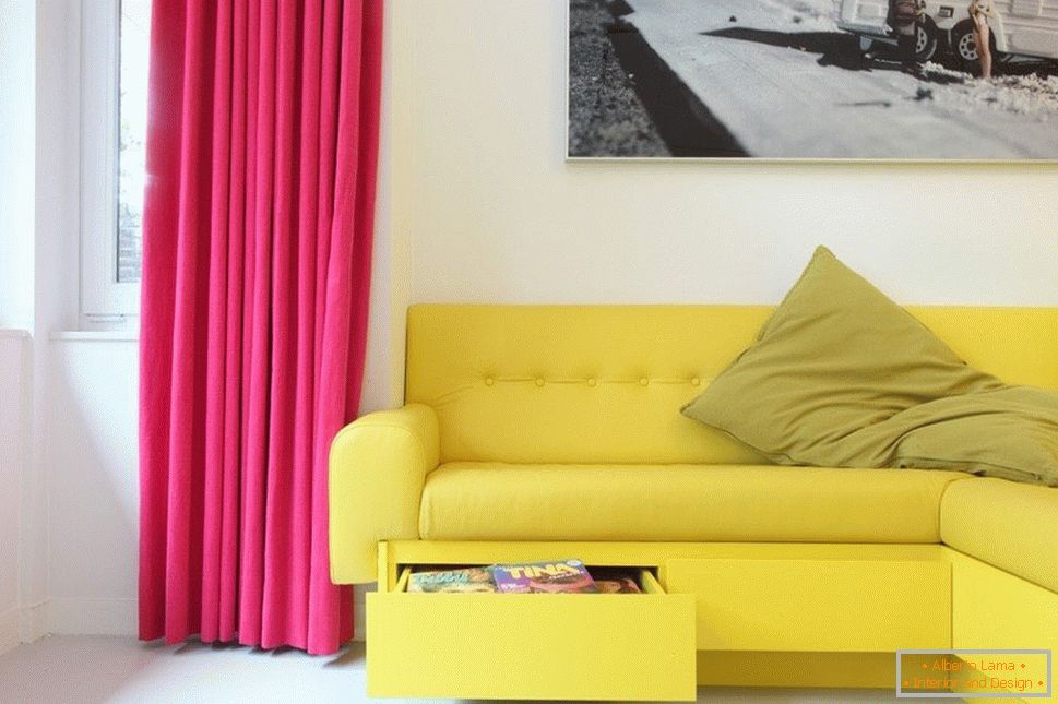 Žuta sofa i crvene zavese