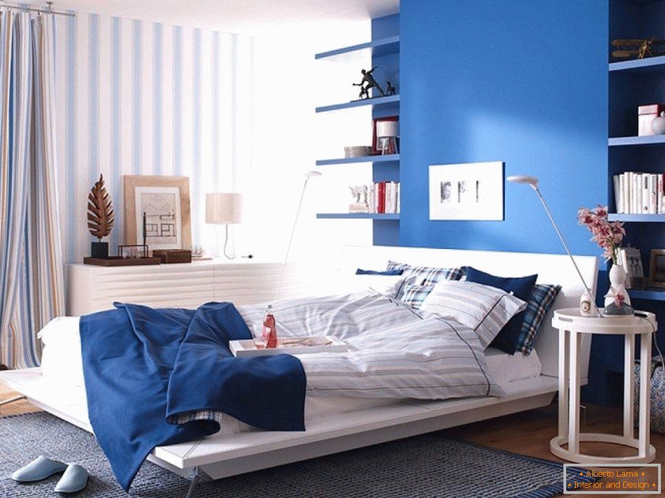 Plavi zid u spavaćoj sobi u kombinaciji sa prugastim tapetama