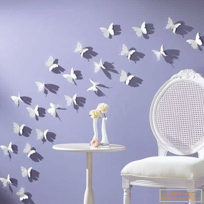 Bele leptiri na zidu