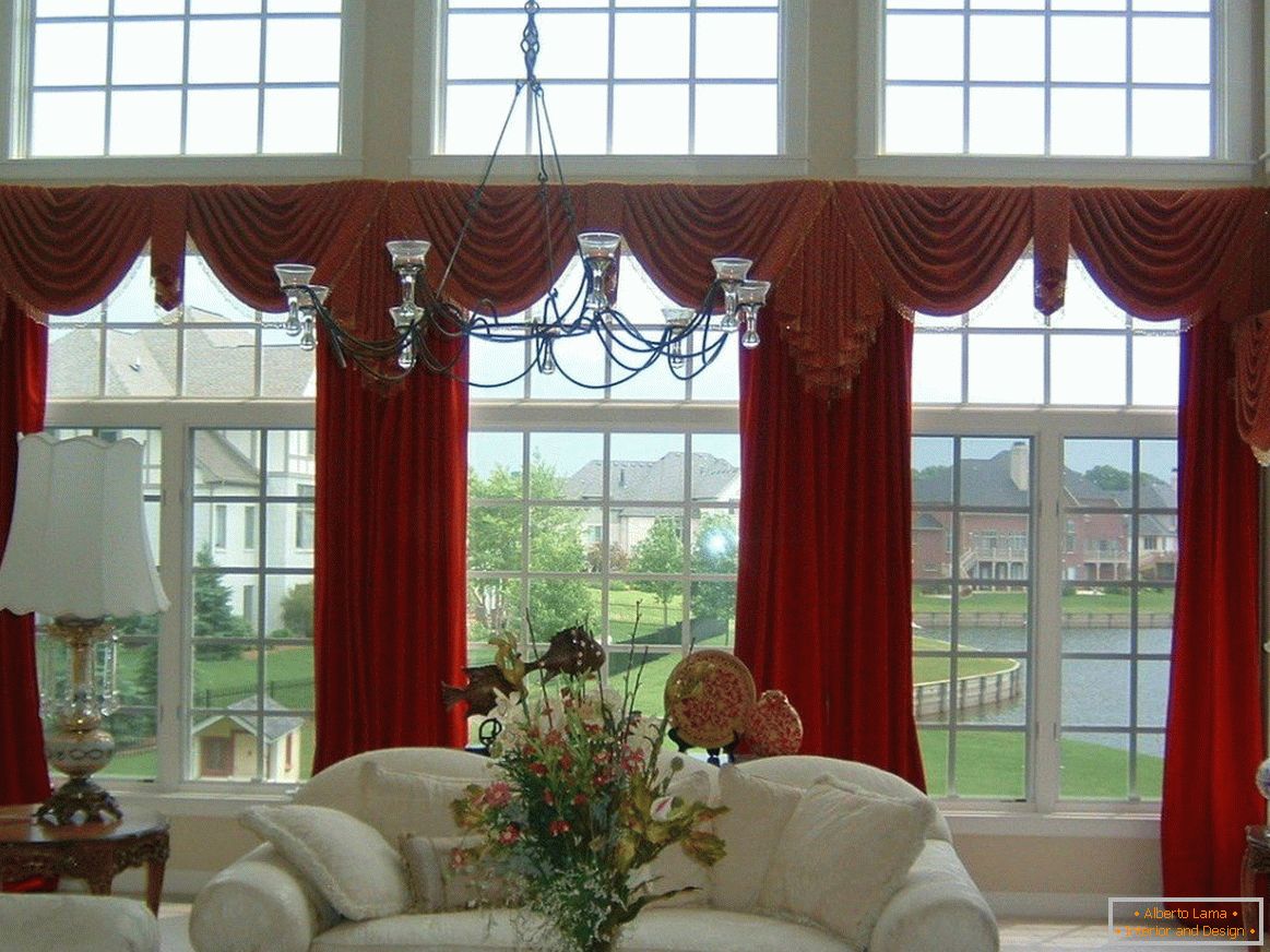 Crvene zavese u beloj dnevnoj sobi