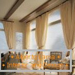 Zavese i žaluzine na prozorima dnevne sobe