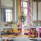 Dizajn dnevne sobe u svetlim bojama