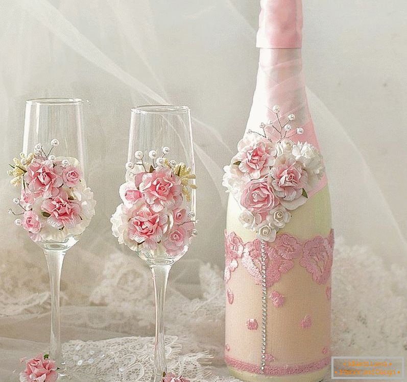 Dekor sa ružama venčanih naočara