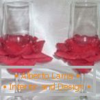 Crvene latice na čaši