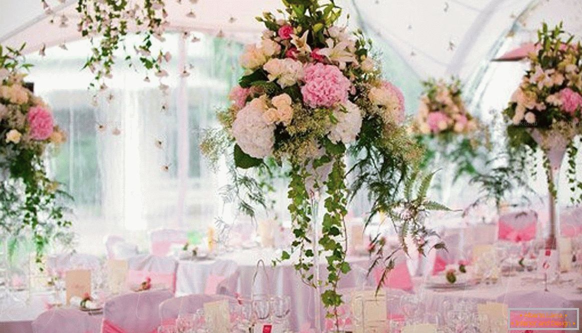 Dekoracija venčane dvorane sa svežim cvećem