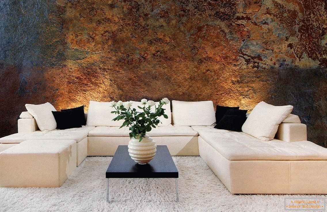 Bela sofa i zid pod kamenom