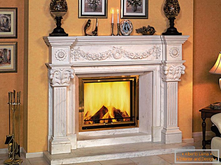 Gasni kamin ukrašen u enterijeru stila Art Nouveau stvara utisak o vatri od drvenog dnevnika. 