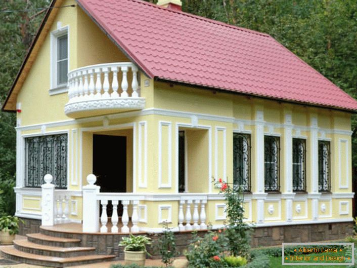 Mala kuća u šumi je uređena u istom stilu. Fasadna štukatura se pripisuje stilu potpunosti.