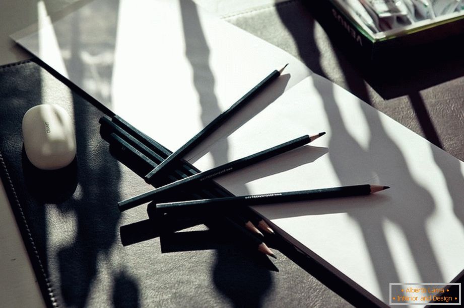 Olovke i boje na stolu