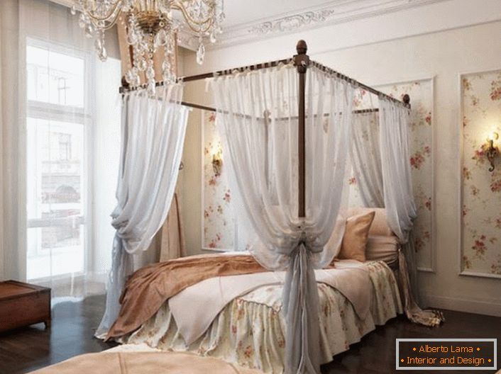 Spavaća soba u baroknom stilu ukrašena je elegantnom krovnom kupolom koja čini odmor još opuštenijim. 