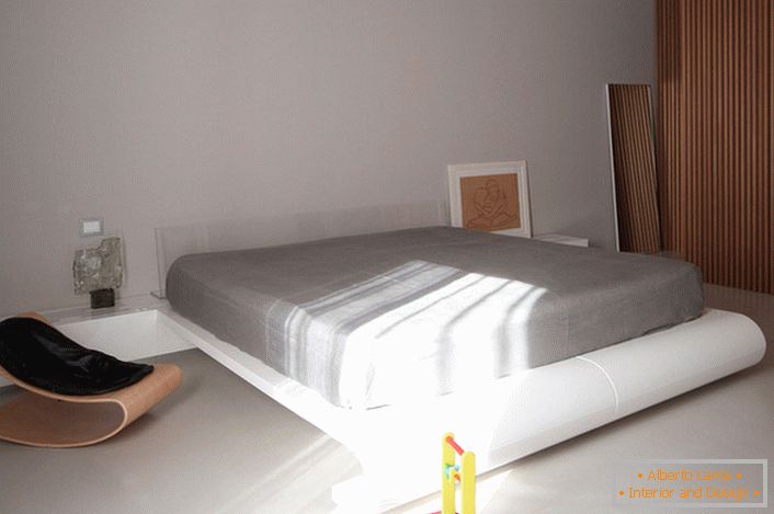 Dječija soba u stilu minimalizma sa velikim krevetom je zanimljivo rešenje za porodicu sa dvoje dece.