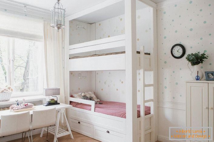 Delikatan, udoban dizajn dečije sobe u stilu minimalizma je interesantan laconizam, ograničeni oblici. 