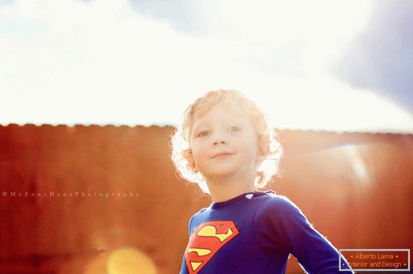 Dječak u kostimu supermana