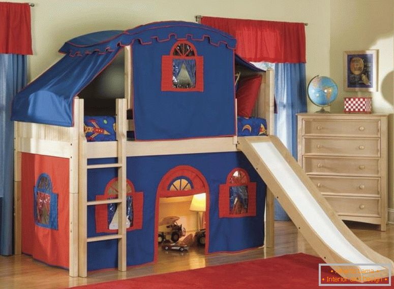 sjajni-kul-kreveti-s-krem-drveni-krevet-krevet-šator-biti opremljen-crveno-plava-tkanina-šator-na-kreveta-i-svijetlo-braon-drveni-kabinet-5- fioka-blizu prozora-takođe-crvene-krzno-tepih-iznad drveta-poda-sa-djevojkama-b