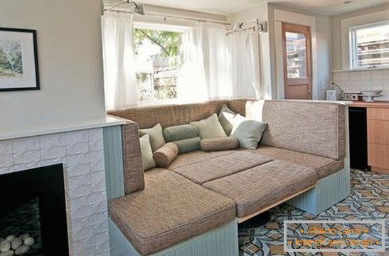 Kauč ​​u kuhinji s krevetom u otvorenom obliku