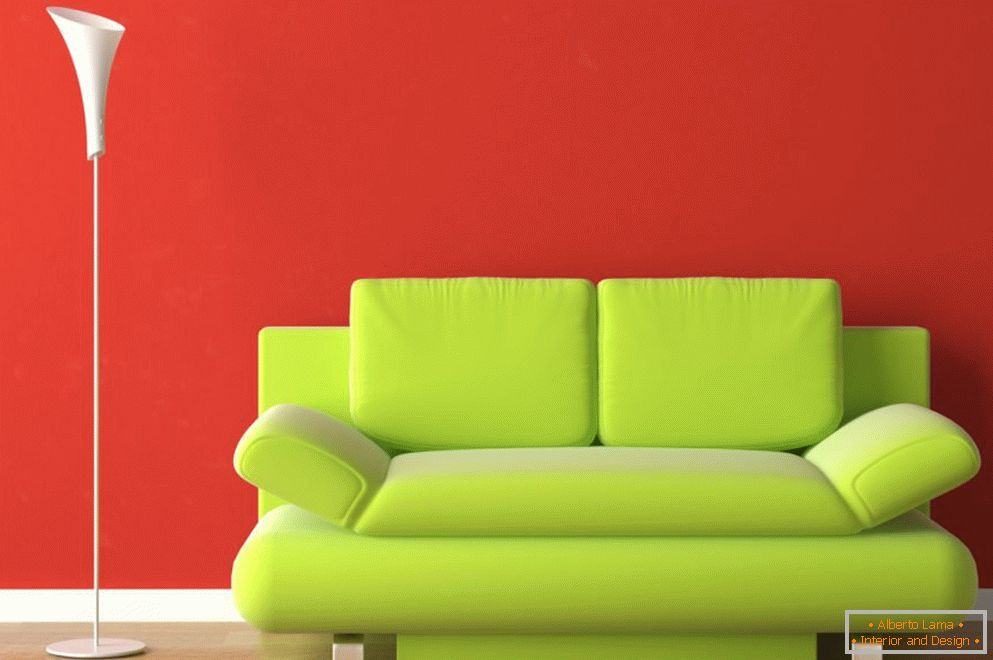 Svetlo zelena kauč u crvenom enterijeru