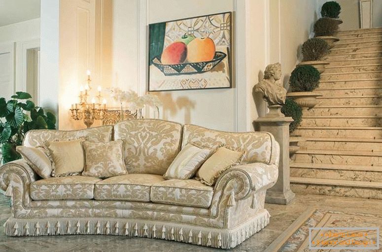 Sofa u klasičnom stilu
