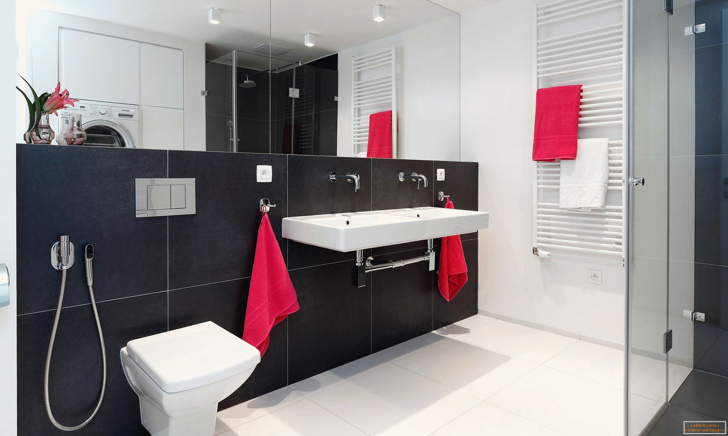 Crveni, beli i crni u dizajnu kupatila