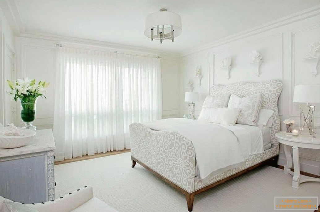 Dizajn bele spavaće sobe u klasičnom stilu