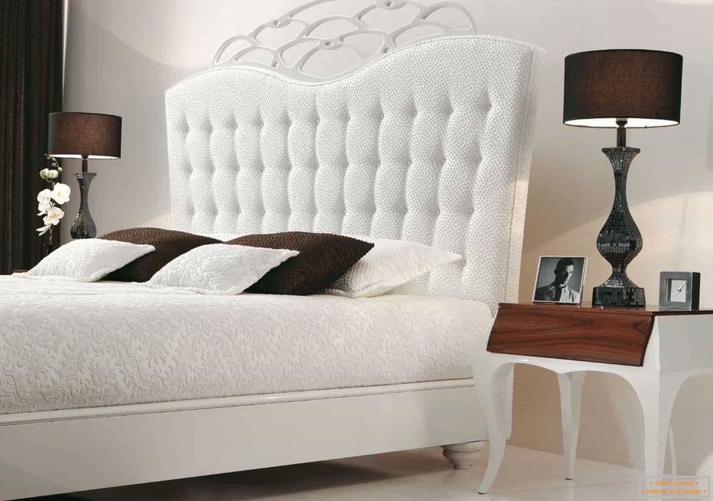 Bijeli krevet u klasičnom stilu