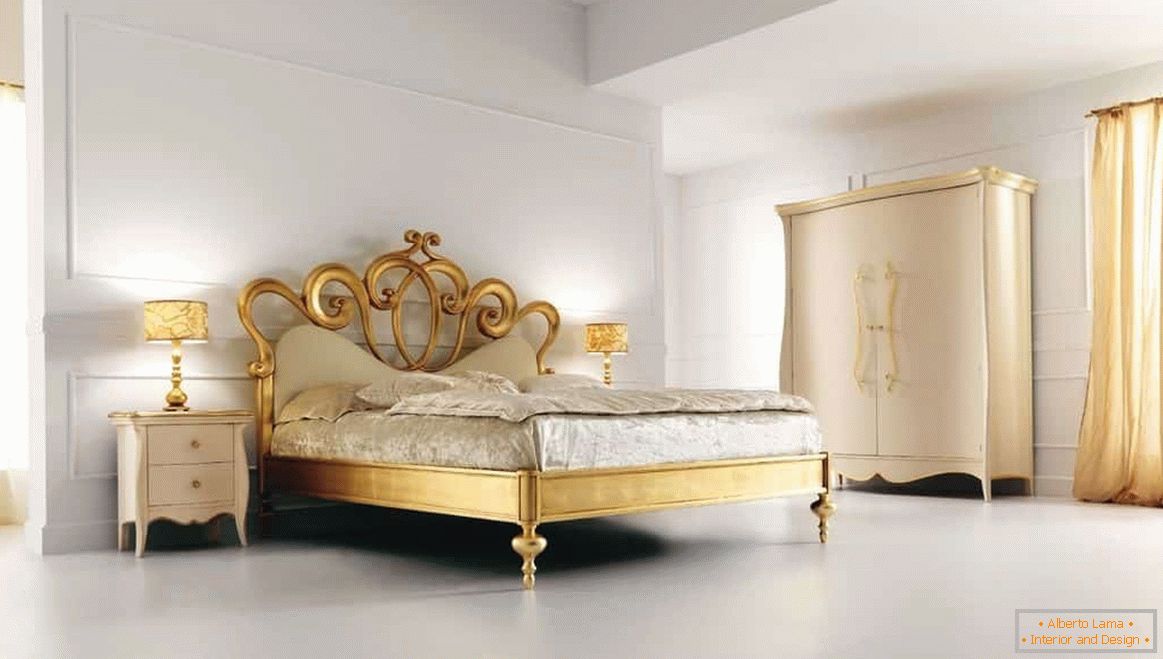 Prostrana bela spavaća soba u klasičnom dizajnu