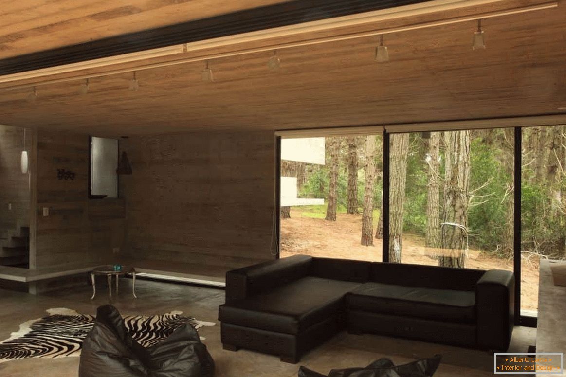 Dnevna soba sa završnom obradom drveta u drvenoj kući sa panoramskim prozorom