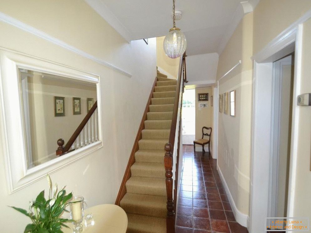 Dug hodnik sa stepenicama
