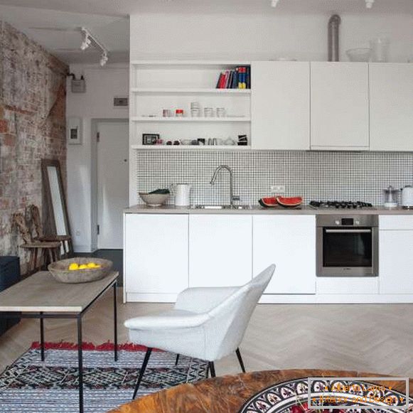 Elegantan dizajn jednosobnog stana - kombinirana kuhinja