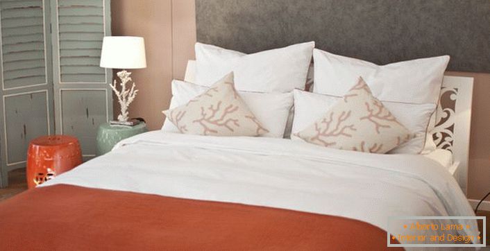 Primer ispravno odabranih lampi za spavaću sobu u mediteranskom stilu. 